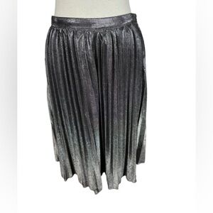 ⭐️ 3/$15 Forever 21 Shimmering Silver Pleated Midi Skirt Size M